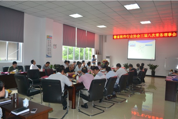 圖為合肥三立自動化工程有限公司李兵總經理在會上介紹公司情況